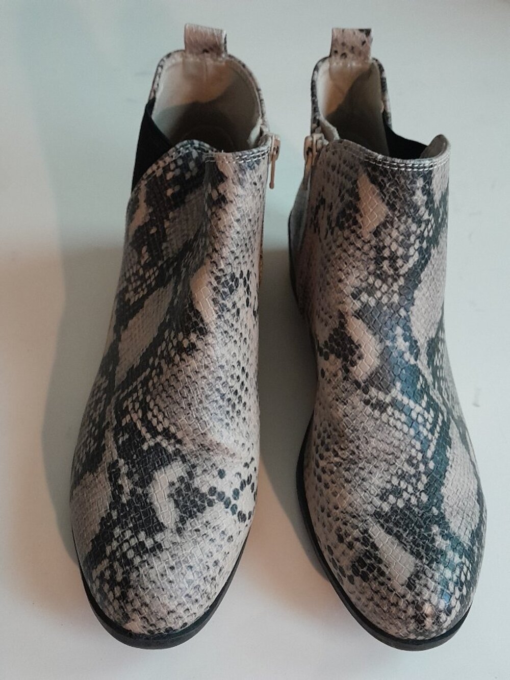 SO Memory Foam women’s Brown ankle boots with zippers Size 10